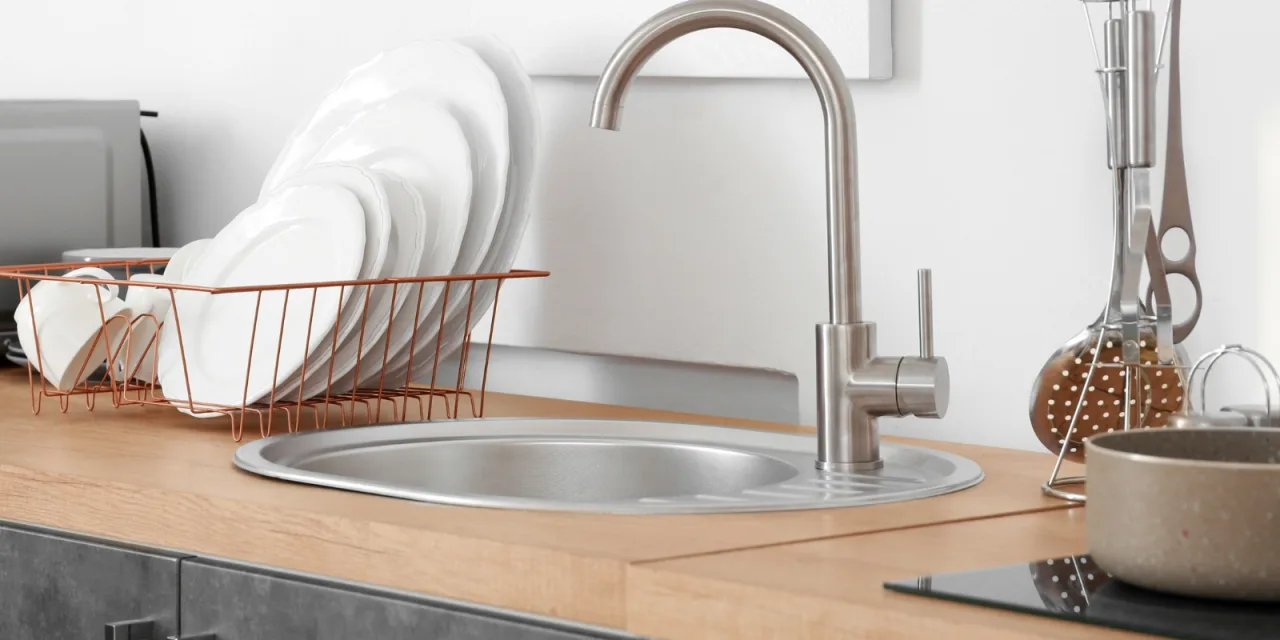 Τι συμβαίνει πραγματικά όταν αφήνεις άπλυτα πιάτα στον νεροχύτη όλη νύχτα