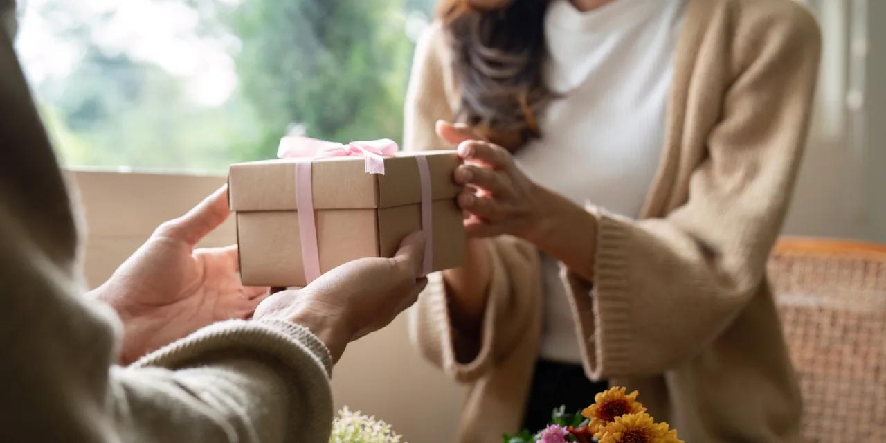 Τα χαρίζεις με την καρδιά σου, αλλά πάνε «κουβά»: 6 τύποι δώρων που καλύτερα να αποφύγεις