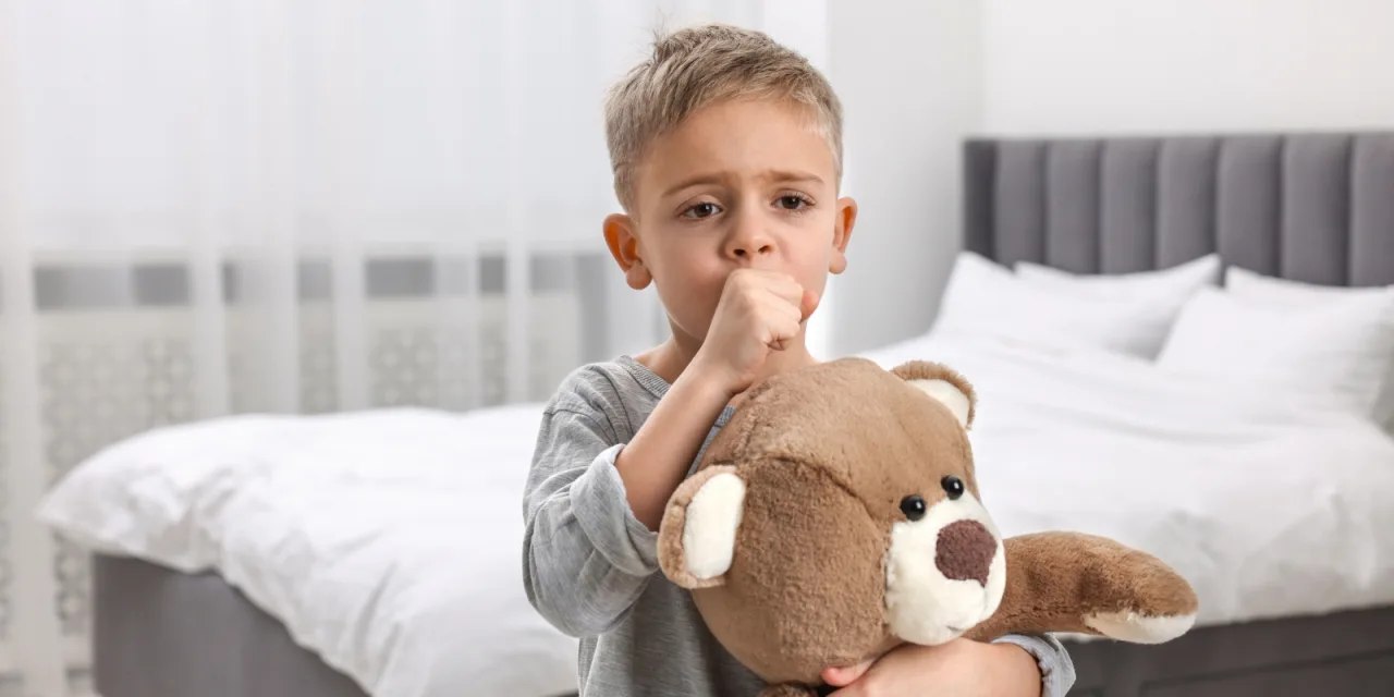 Βήχας στο παιδί: Τρία συχνά λάθη που τον επιδεινώνουν και πώς θα τα αποφύγετε