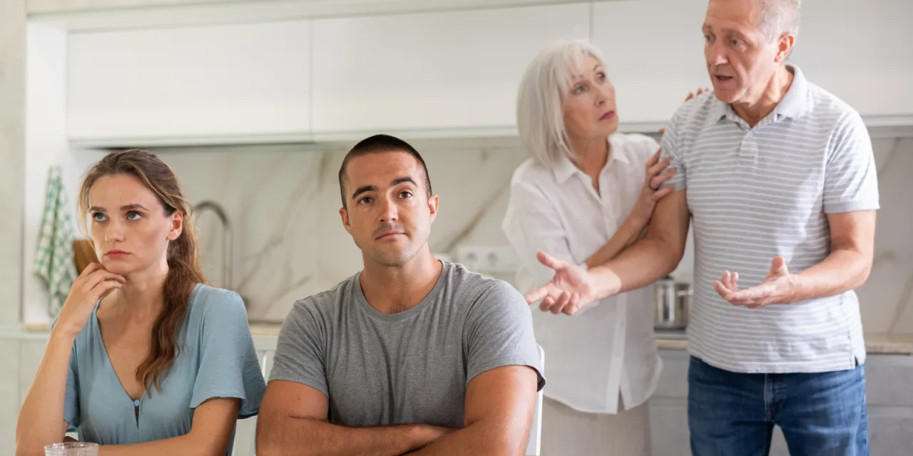 4 σημάδια που δείχνουν ότι τα πεθερικά σου είναι νάρκισσοι και πώς να το διαχειριστείς