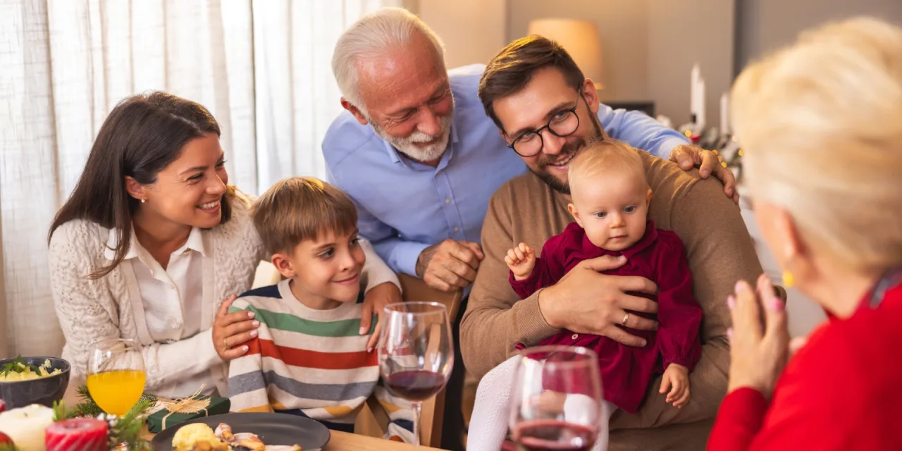 Χριστούγεννα με μωρό και οικογενειακές επισκέψεις: Ο απόλυτος οδηγός επιβίωσης χωρίς… νευρικό κλονισμό