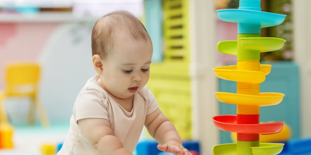 Πότε τα μωρά αρχίζουν να βλέπουν χρώματα και πώς τα ξεχωρίζουν;