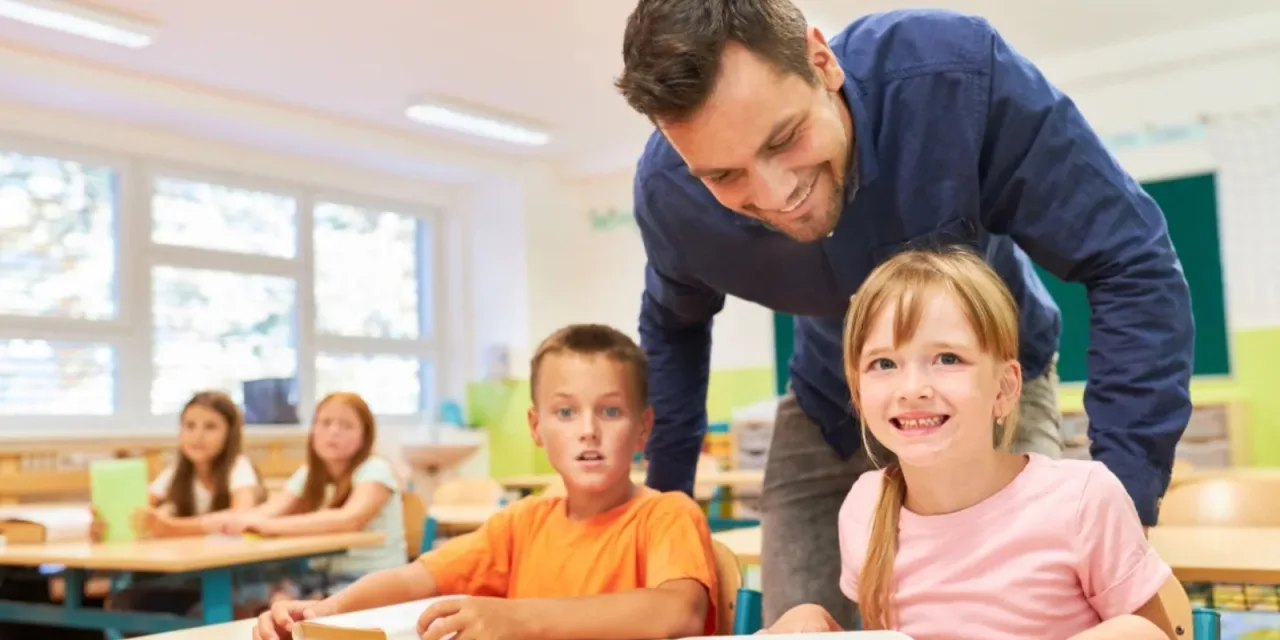 «Δεν έχουν όλα τα παιδιά καλές αναμνήσεις από το σπίτι, ας προσφέρουμε στην τάξη γιορτή και ζεστασιά»