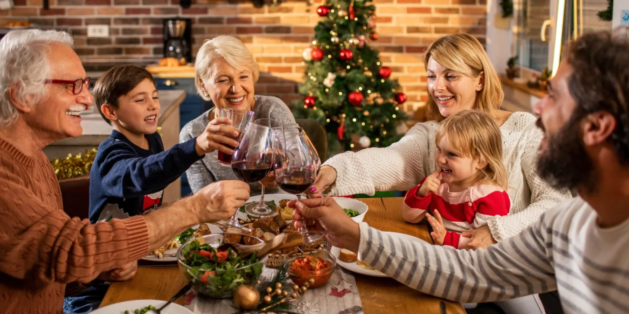 Πώς να διατηρήσετε την ειρήνη στο χριστουγεννιάτικο τραπέζι με… δύσκολους συγγενείς!