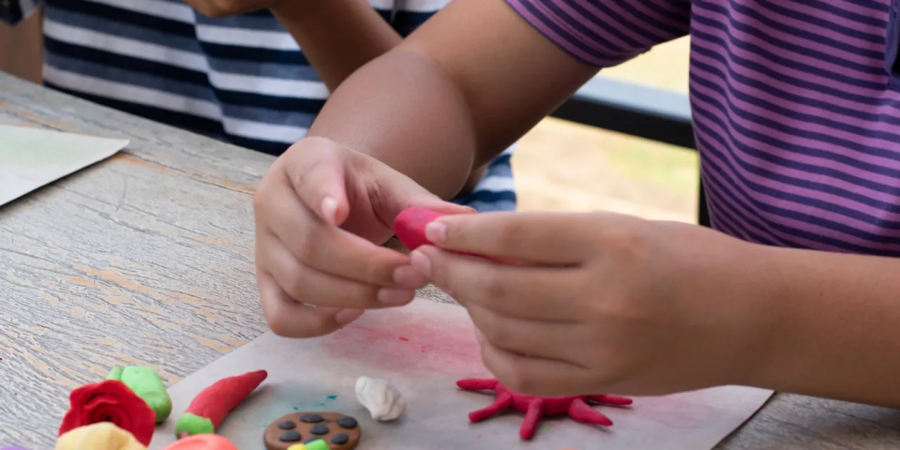 Φτιάξτε πλαστελίνη μαζί με τα παιδιά με υλικά που έχετε στο σπίτι
