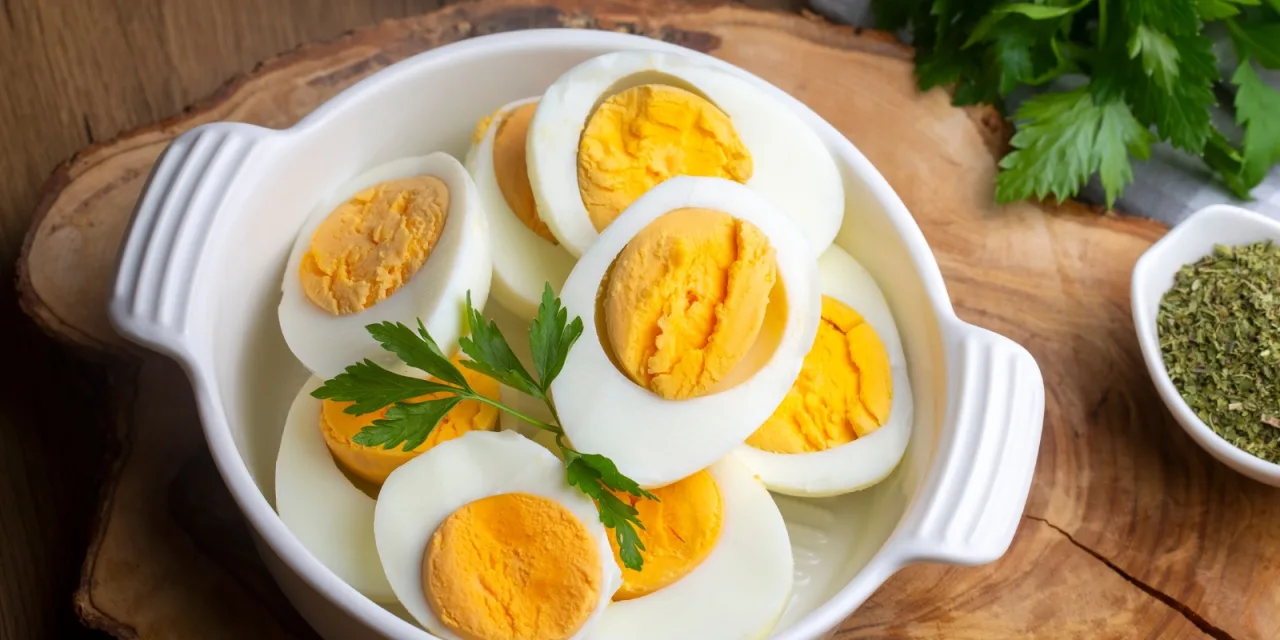 Ξεφλούδισε εύκολα το βραστό αυγό με ένα απλό κόλπο