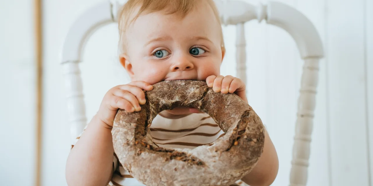 Πώς προσφέρουμε σωστά το ψωμί στο παιδί; Το σύνηθες λάθος που κάνουν οι γονείς