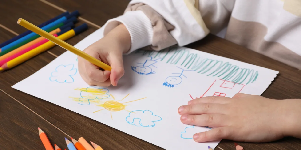 «Η κυρία στο σχολείο είπε ότι δεν ζωγραφίζω καλά»: Τι πρέπει να απαντήσουμε στο παιδί