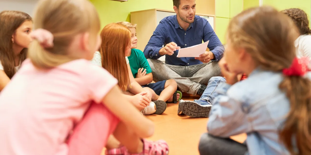 «Γιατί δεν τον υπερασπίστηκε κανείς σας;»: Το κοινωνικό πείραμα ενός δασκάλου στην τάξη που έγινε μάθημα ζωής