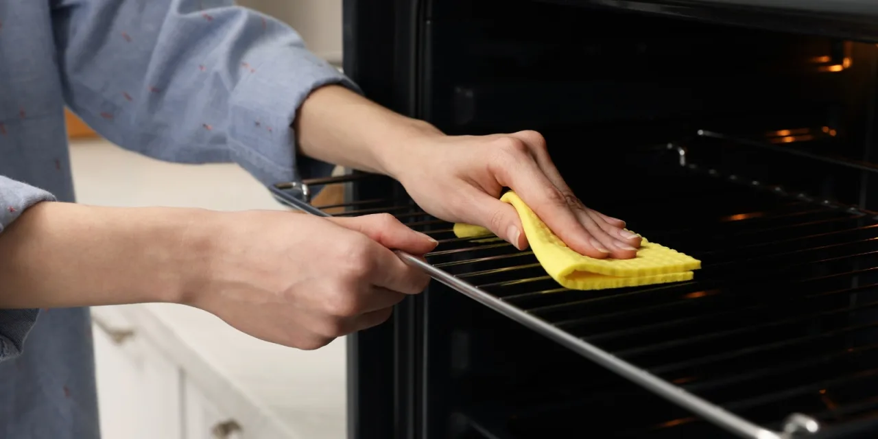 Τέλος το τρίψιμο: Πώς να καθαρίσετε τις σχάρες του φούρνου σε χρόνο – ρεκόρ