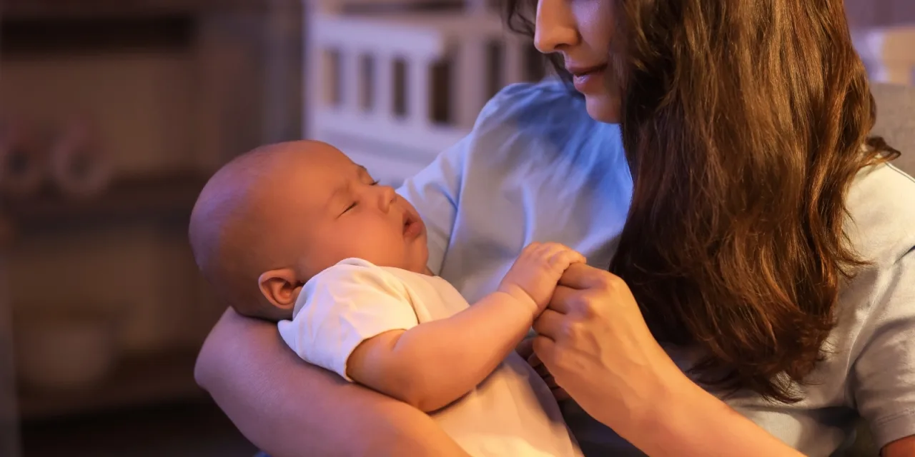 Σύνδρομο της δεύτερης νύχτας: Γιατί το δεύτερο βράδυ με το νεογέννητο μπορεί να είναι δύσκολο;
