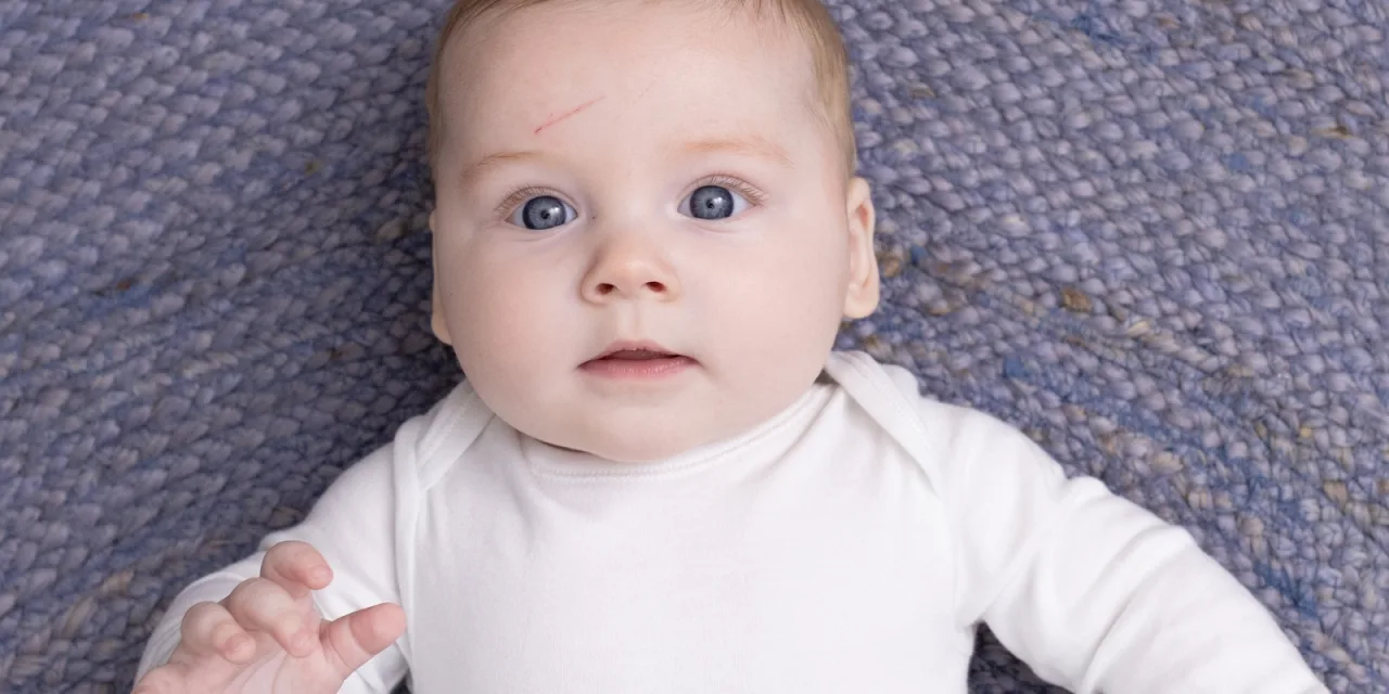 Το μωρό γρατσουνάει το προσωπάκι του: Γιατί συμβαίνει και πώς να το αντιμετωπίσεις