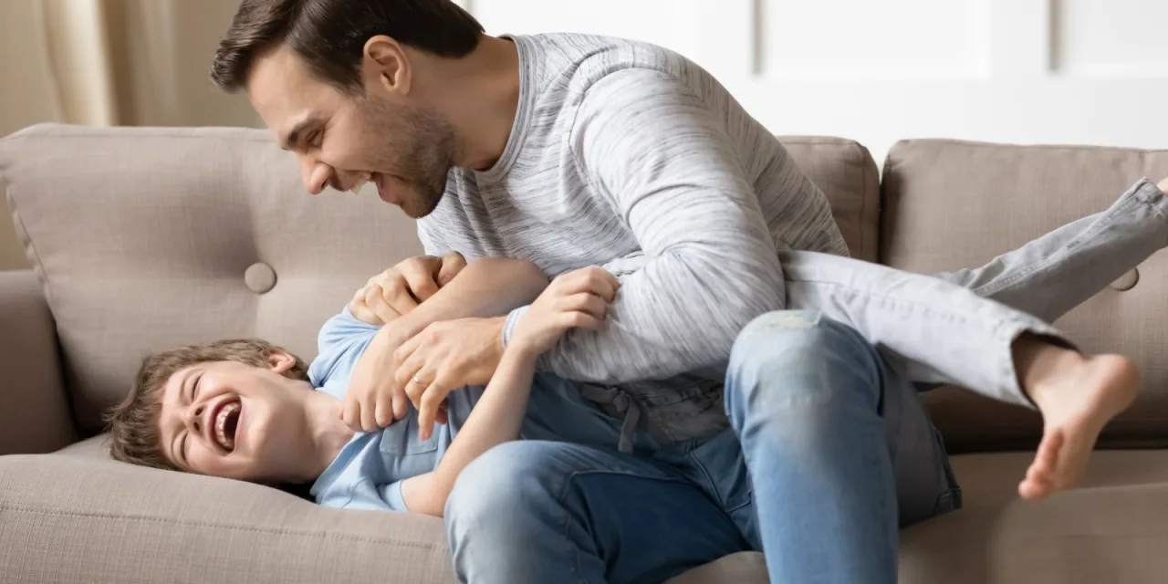 Γιατί το να είσαι ο fun γονιός μπορεί να αλλάξει τις ισορροπίες