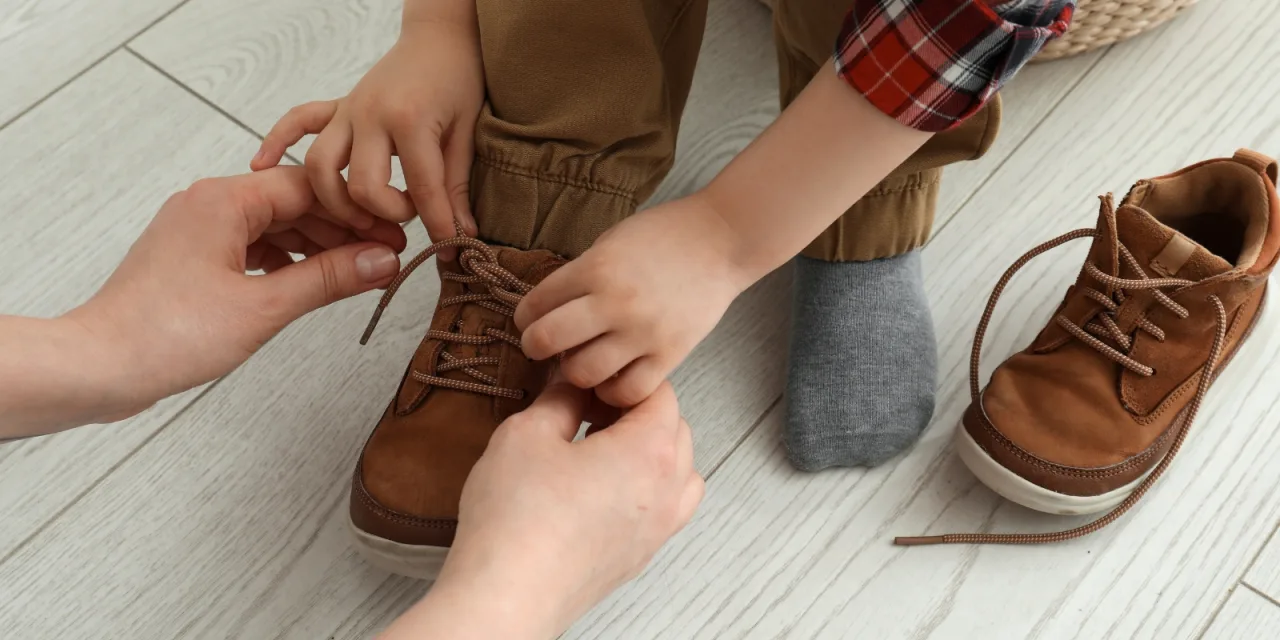 Κορδόνια, ένας αιώνιος μπελάς: Ένα έξυπνο βίντεο μαθαίνει στο παιδί να τα δένει μόνο του!