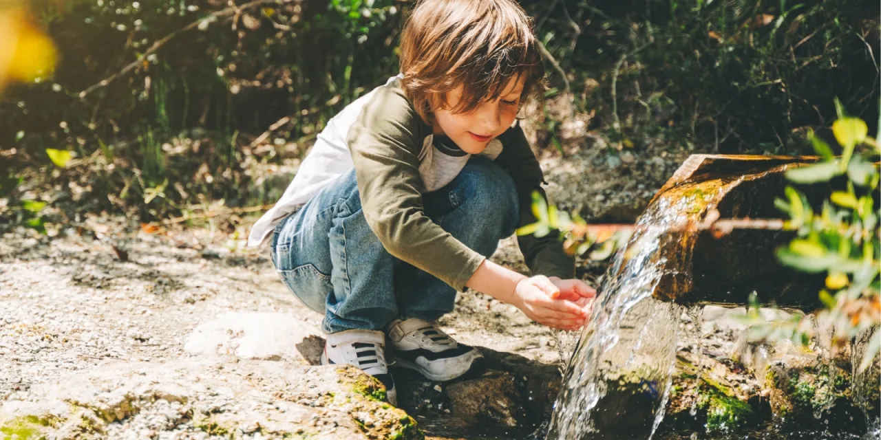 Γιατί τα παιδιά ηρεμούν δίπλα στο νερό – Η επιστημονική εξήγηση θα σας εκπλήξει