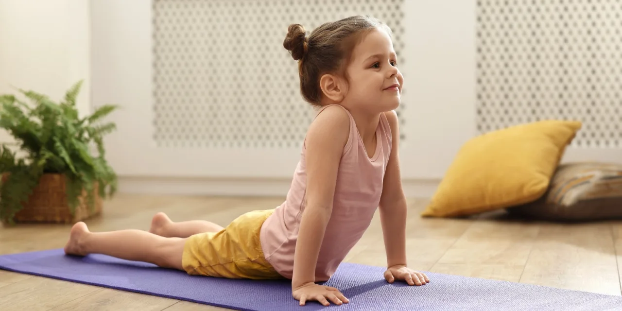 12 οφέλη της γιόγκα για το σώμα και την ψυχική υγεία του παιδιού