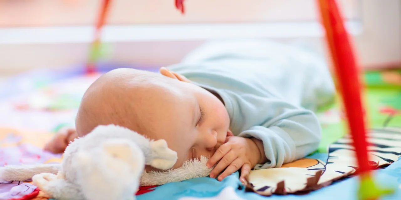 Από πότε είναι ασφαλές να βάλω το μωρό να κοιμηθεί μπρούμυτα;