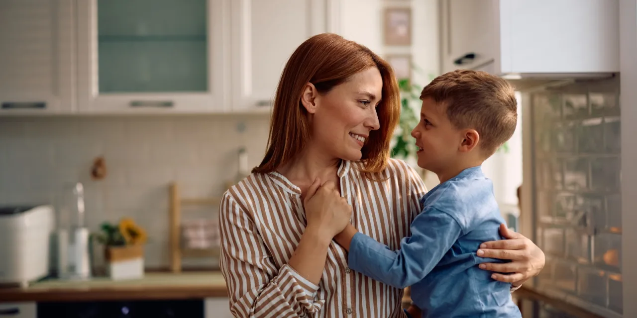 Πριν πεις «σ’ αγαπώ»: Τι πραγματικά χρειάζεται να ακούσει ένα παιδί ανά ηλικία