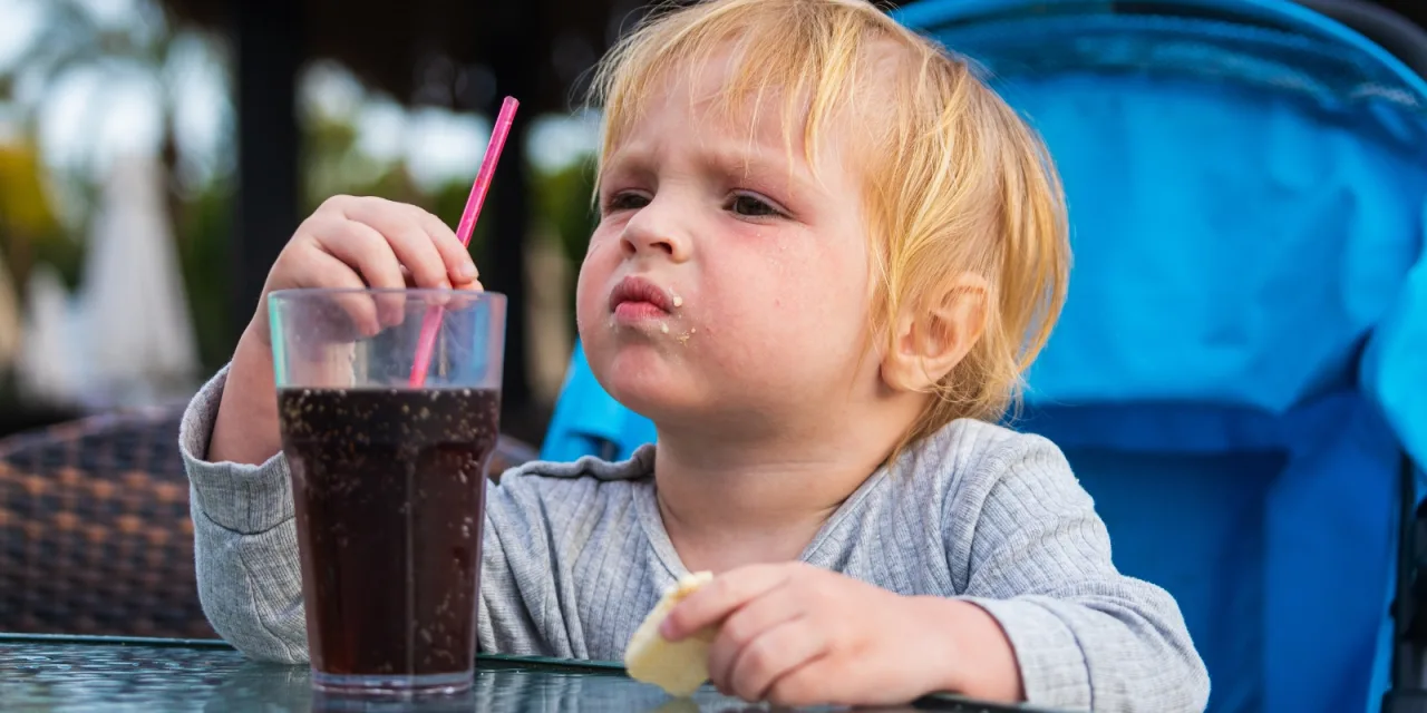 Μπορώ να δώσω κόκα κόλα στο παιδί μου; Η παιδίατρος έχει την απάντηση
