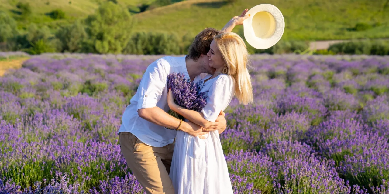 Lavender Marriage: Το ιστορικό μοντέλο σχέσης που έγινε viral στο TikTok – Τι είναι και γιατί επιστρέφει;