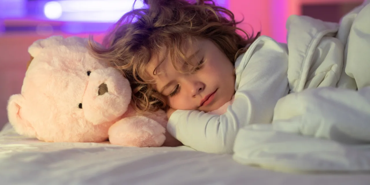 Αλλαγή ώρας: Πώς να βοηθήσετε το παιδί να προσραμοστεί πιο εύκολα στον ύπνο