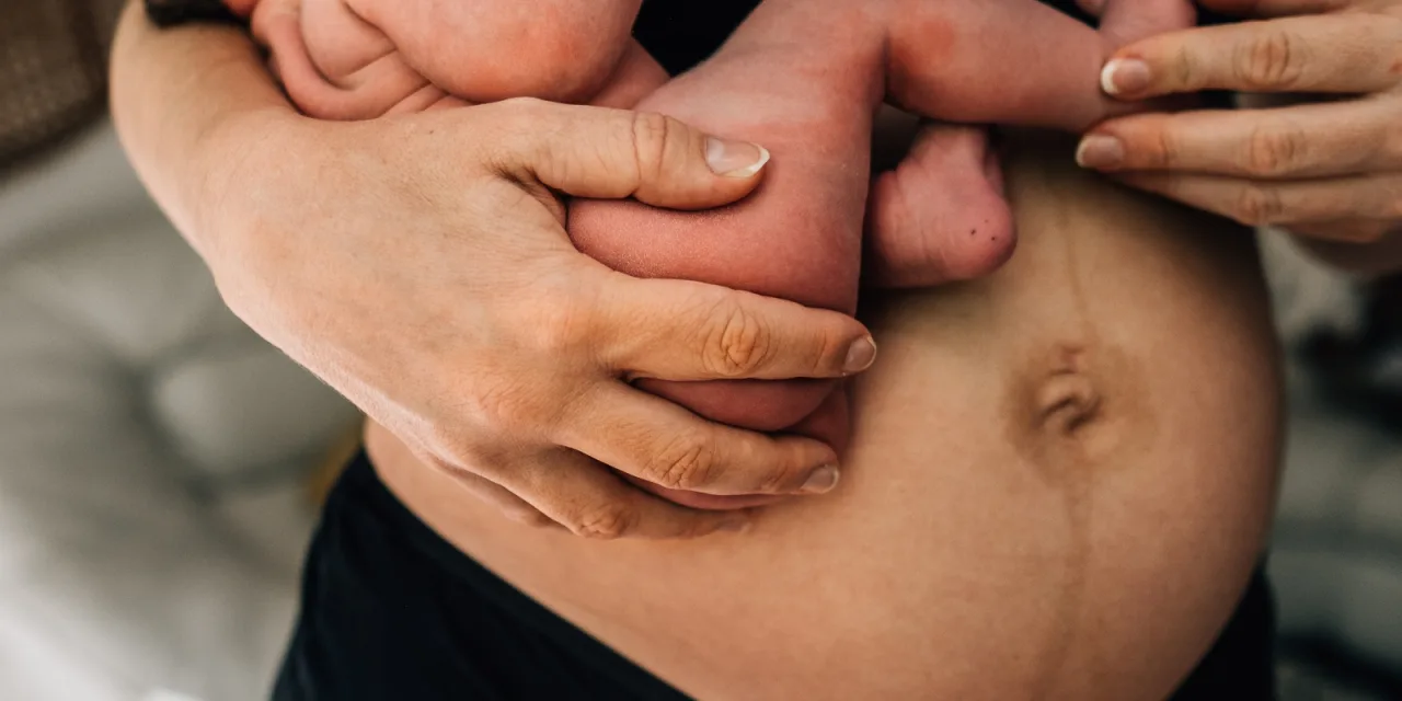 Αγάπησε το σώμα σου μετά τον τοκετό: 7 σκίτσα για να το αποδεχτείς και να το τιμήσεις