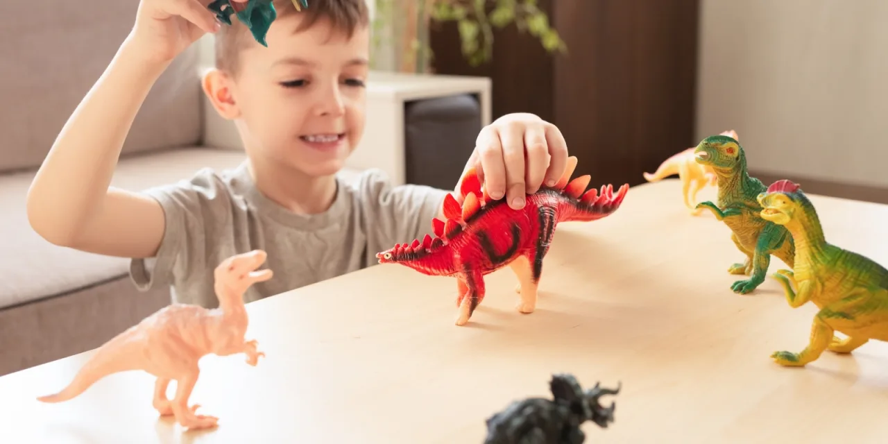 Γιατί οι δεινόσαυροι μαγεύουν τα παιδιά; Η ψυχολογία πίσω από αυτή την αγάπη