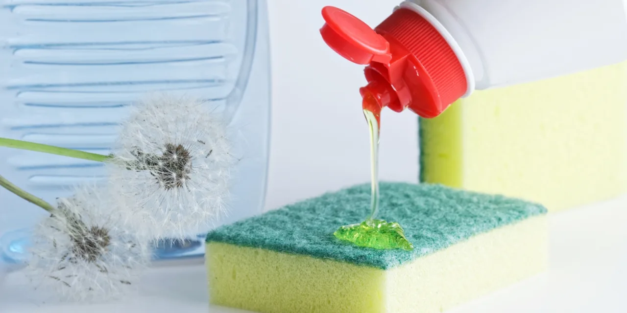 6 απίθανα πράγματα που το υγρό πιάτων καθαρίζει εκπληκτικά