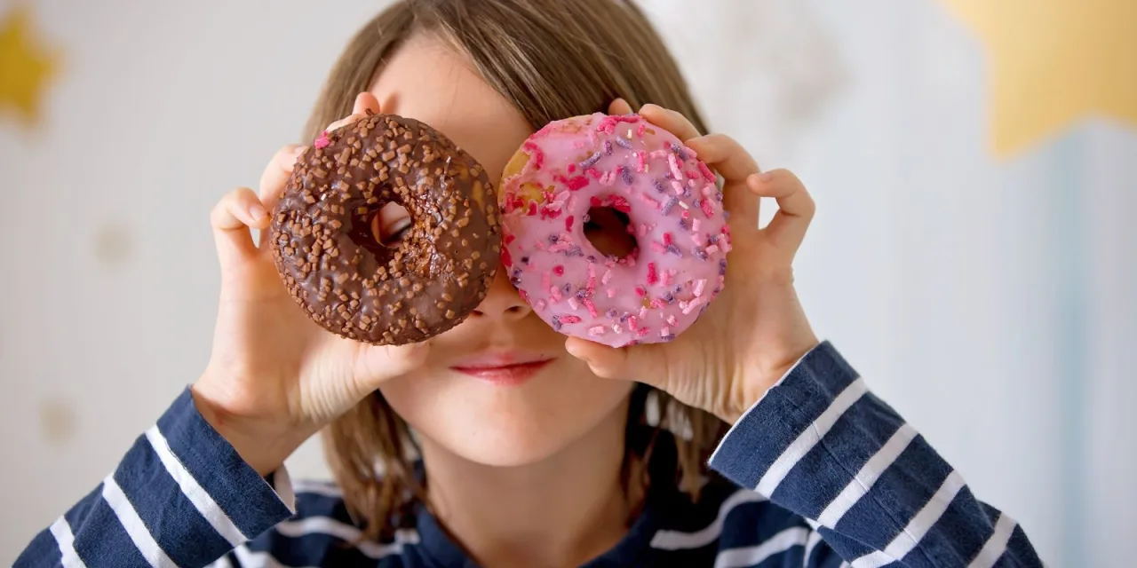 Παιδική παχυσαρκία: Πέρα από τη ζυγαριά, τι πραγματικά χρειάζονται τα παιδιά