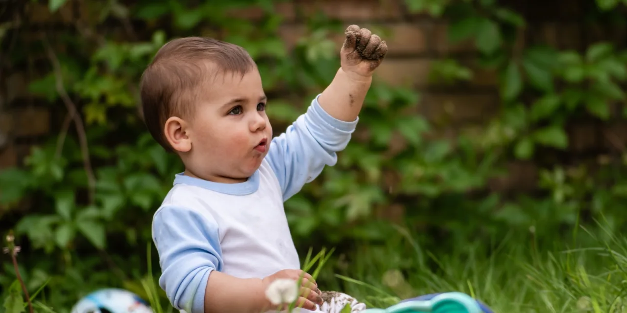 Να αφήνω το παιδί μου να έρχεται σε επαφή με μικρόβια;