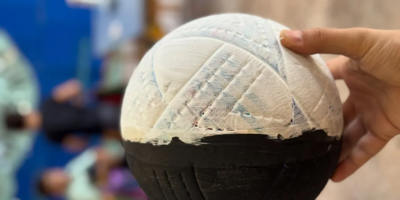 Πώς μία ασπρόμαυρη μπάλα γίνεται μάθημα στην τάξη για το «ποιος έχει δίκιο»