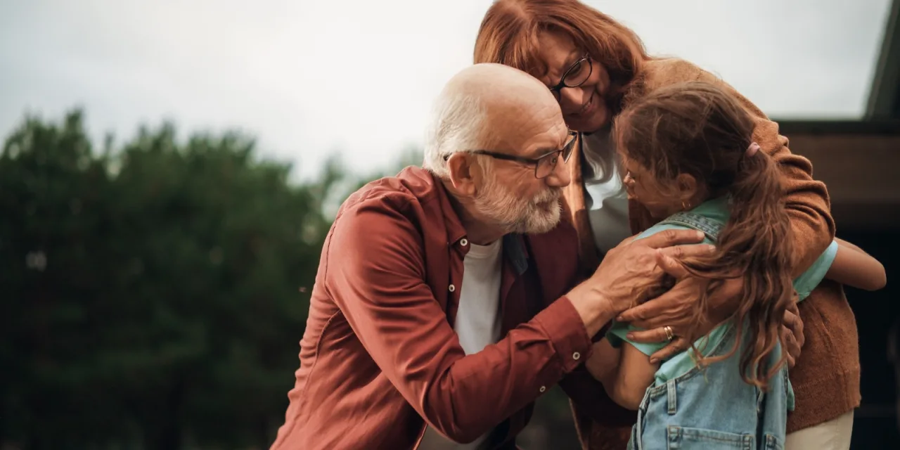 Πώς να μιλήσετε στα παιδιά για τους παππούδες που δεν έχουν συναντήσει ποτέ πριν