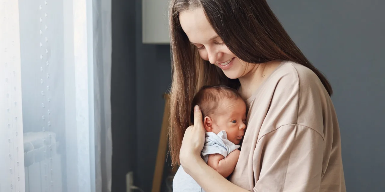 “Matrescence”: Η αλλαγή που βιώνουν οι νέες μητέρες και δεν την περιμένουν