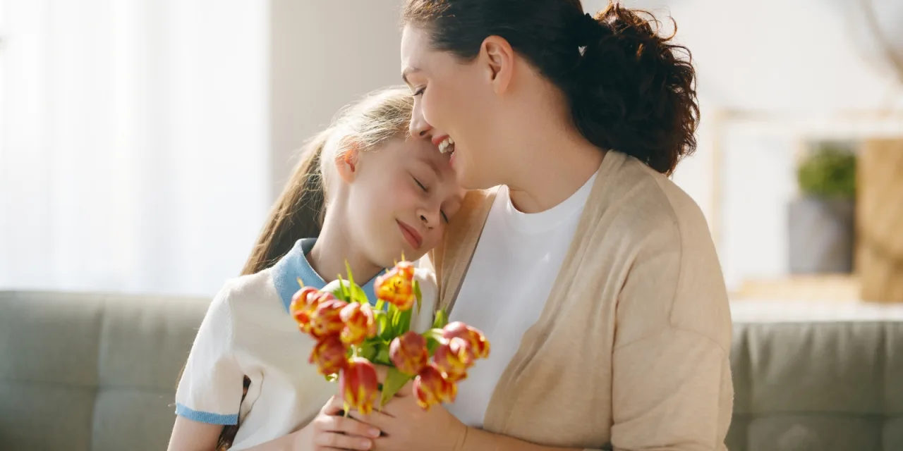 Πώς βλέπει μία κόρη τη μαμά της στο πέρασμα των χρόνων;