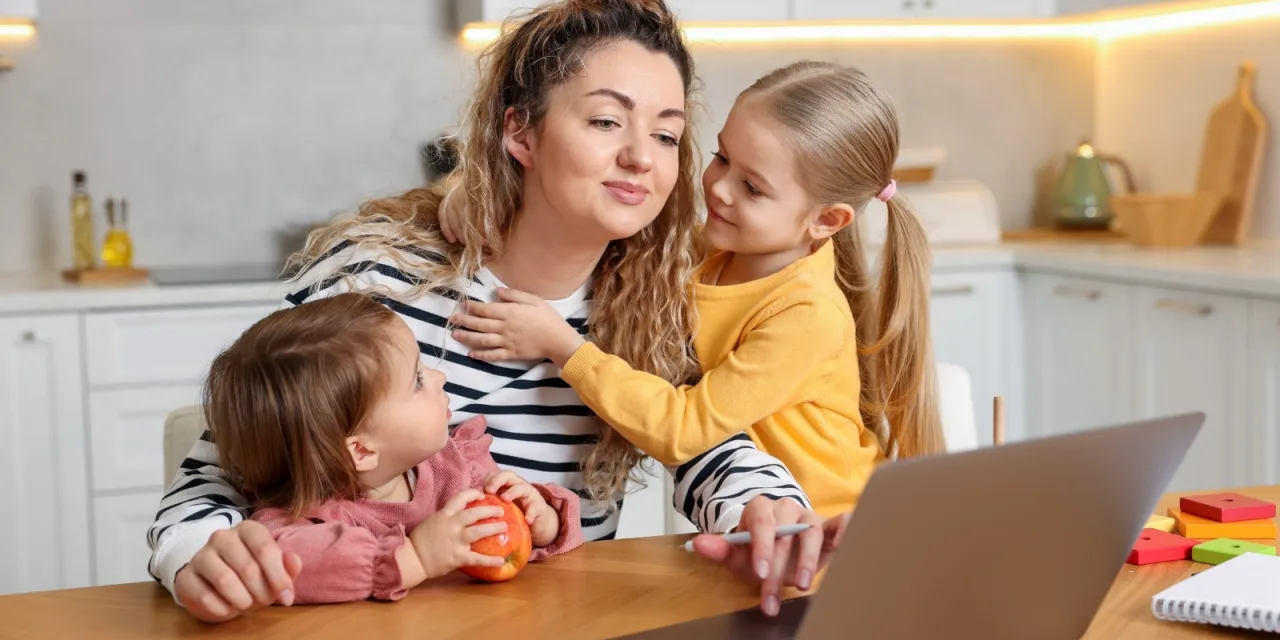“Married single mom”: Γιατί τόσες πολλές μαμάδες νιώθουν single μέσα στον γάμο τους;